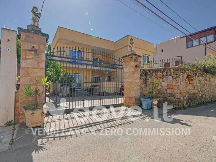 Casa con 6 locali in vendita in Via Volpe, Carini