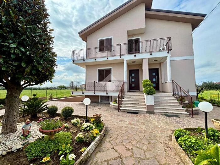 Appartamento quadrilocale in vendita in Via Longiano, Rimini