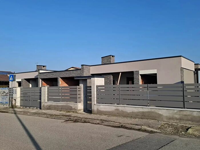 Casa quadrilocale in vendita in Strada Regina, Gossolengo