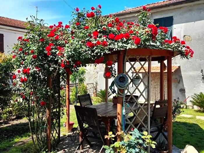 Casa con 8 locali in vendita in Via Torrente, Castelnuovo Magra