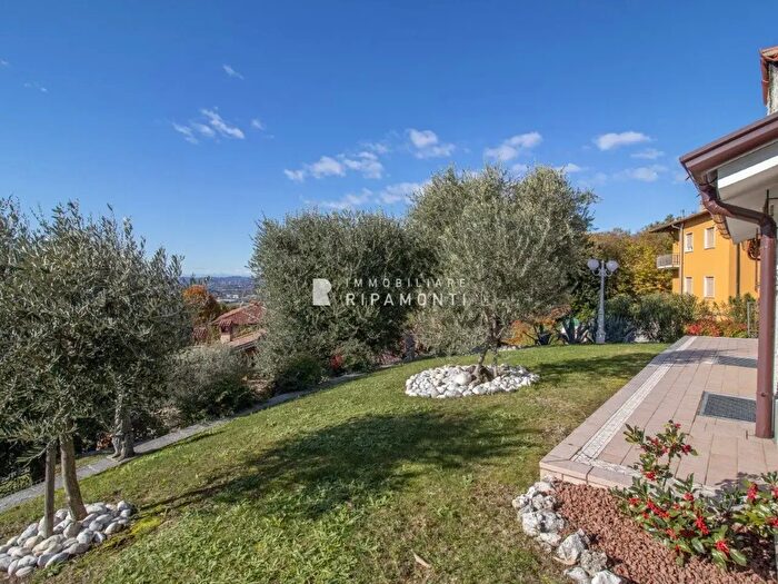 Casa con 7 locali in vendita in Via della Boggia, Ello