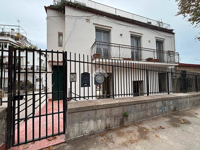 Appartamento quadrilocale in vendita in Via Giovanni Pascoli, Napoli