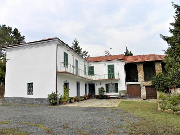 Casa con 14 locali in vendita in Denice