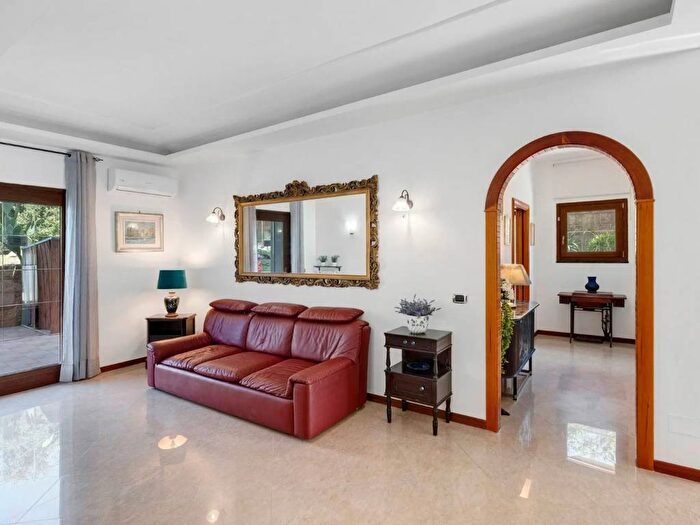 Appartamento trilocale in affitto in Via Giuseppe Pagano, Monterusciello, Pozzuoli