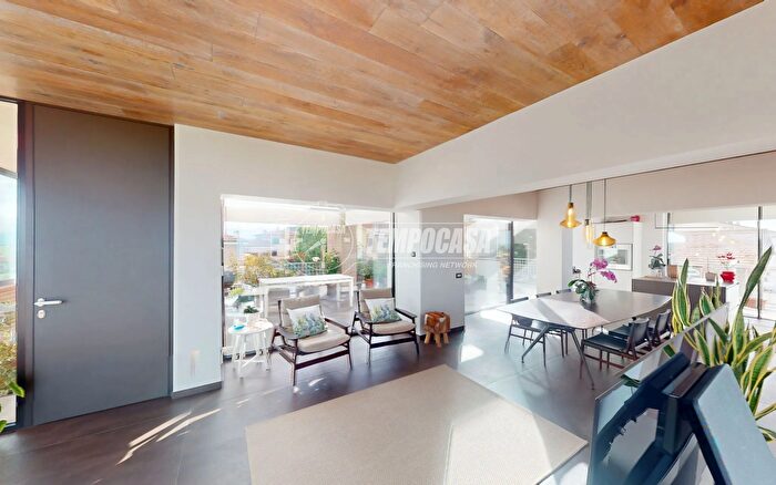 Appartamento con 6 locali in vendita in Via Media d, Montemarciano