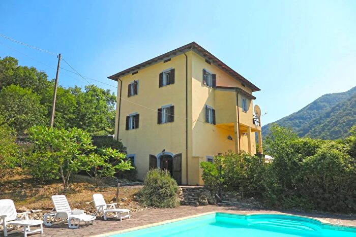 Casa con 11 locali in vendita in Licciana Nardi