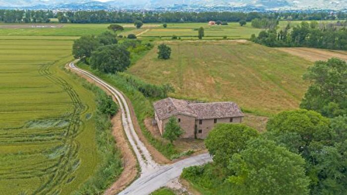 Casa con 6 locali in vendita in Via Giovanni Pascoli, Montefalco