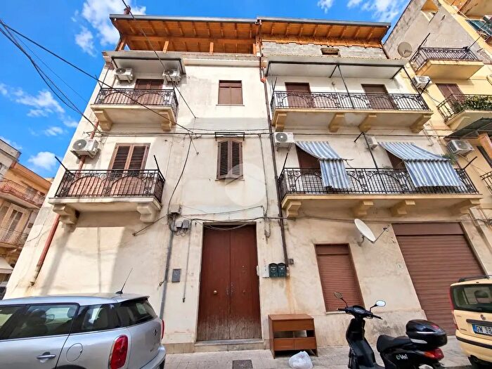 Appartamento trilocale in vendita in Via Regina Bianca, Palermo