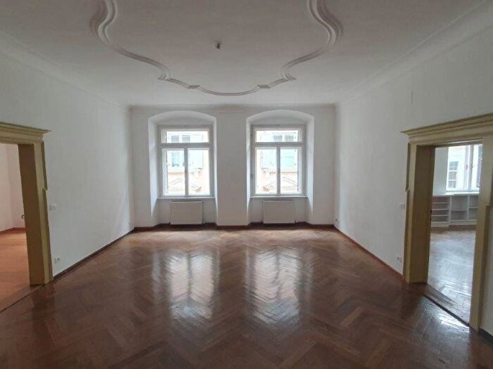 Appartamento trilocale in affitto in Via Portici, Centro, Merano