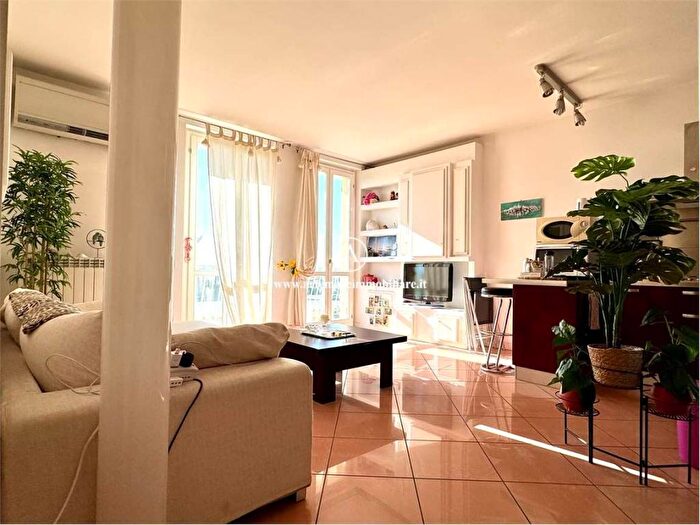 Appartamento trilocale in affitto in Via Ugo Foscolo, Pietrasanta