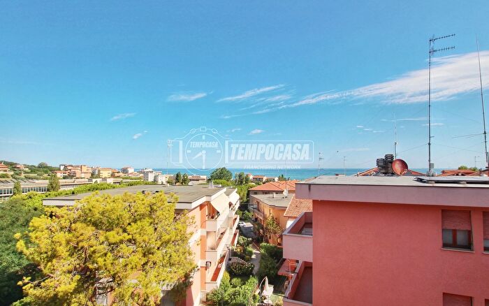 Appartamento trilocale in vendita in Via Rubicone, Ancona