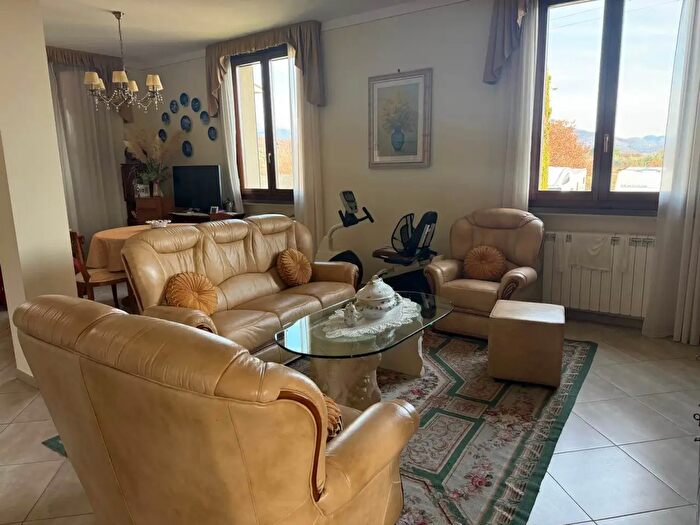 Appartamento con 10 locali in vendita in Capolona