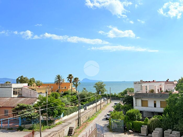 Appartamento trilocale in vendita in Via Alcide De Gasperi, Torre Del Greco