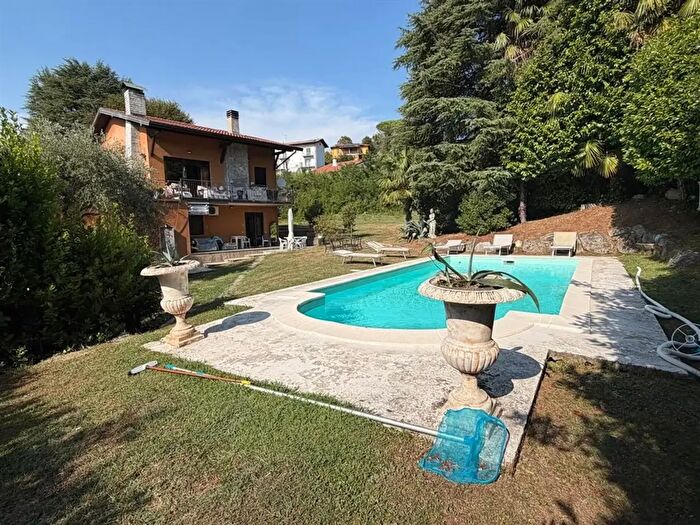 Casa con 5 locali in vendita in Via del Pozzo, Leggiuno