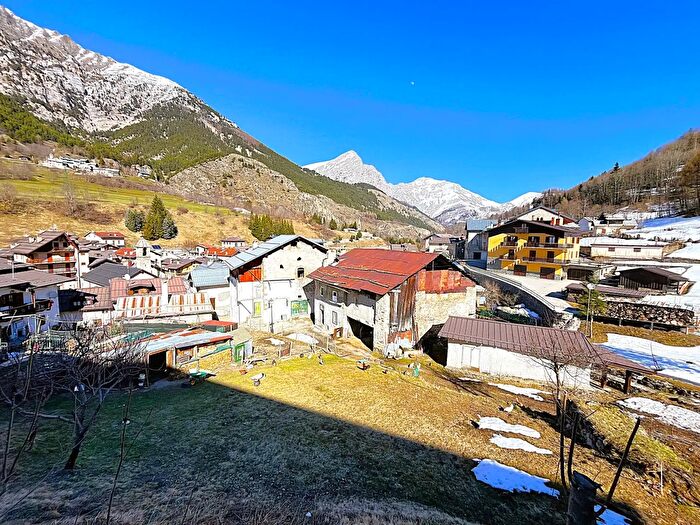 Casa con 6 locali in vendita in Via Saretto, Pietraporzio