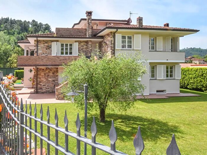 Casa con 11 locali in vendita in Camaiore