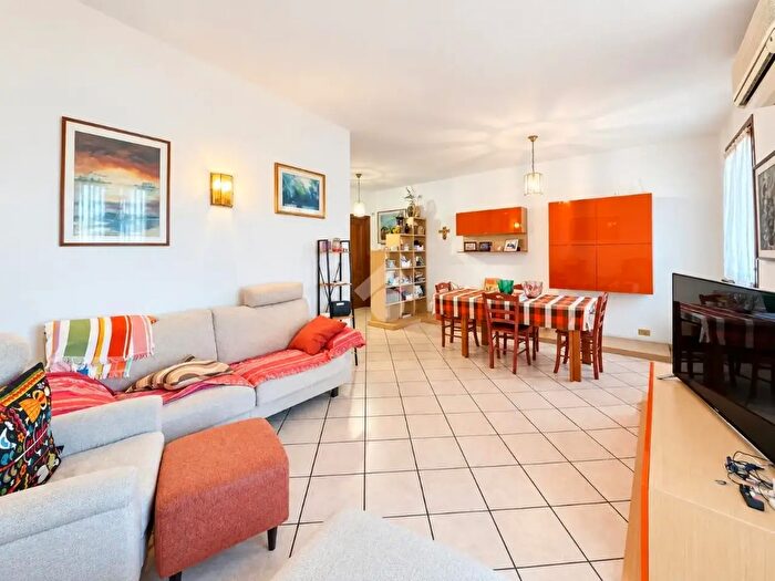 Casa con 6 locali in vendita in Str Panni, Modena