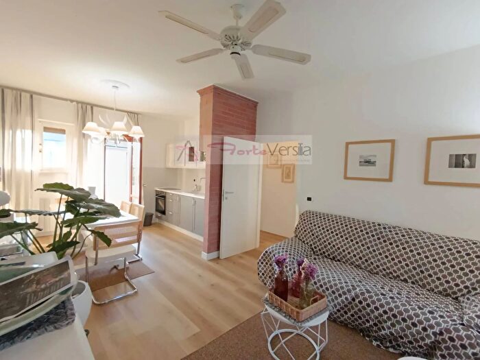 Appartamento quadrilocale in vendita in Via XXV Aprile, Montignoso