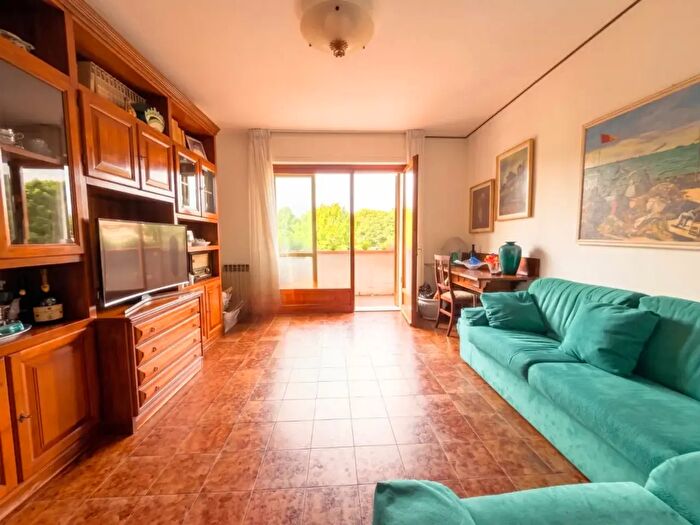 Appartamento con 5 locali in vendita in Piazza Aldo Moro, Campi Bisenzio