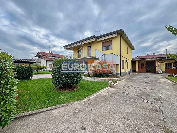 Casa quadrilocale in vendita in Via Bastone, Dalmine