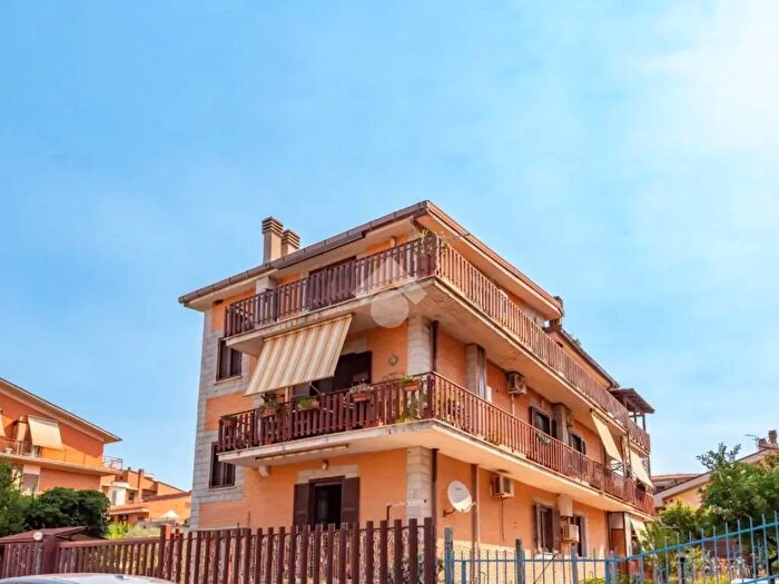 Appartamento con 5 locali in vendita in Via Caltavuturo, Roma