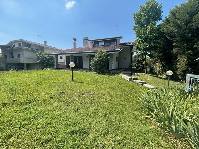 Casa con 8 locali in vendita in Via Mazzini, Mestrino