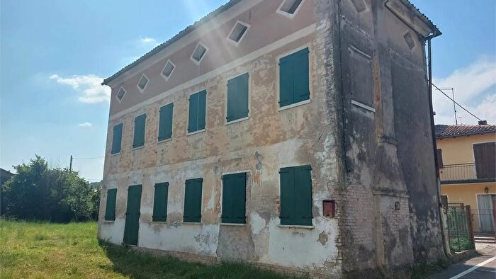 Casa con 6 locali in vendita in Cornuda, Montebelluna