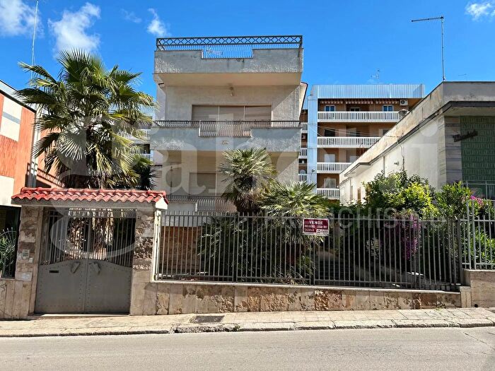 Casa con 8 locali in vendita in Via Luigi Settembrini, Canosa Di Puglia