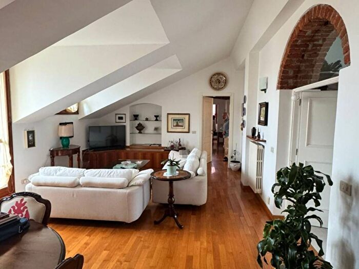 Casa quadrilocale in affitto in Piazza Giovine Italia, Vincenzo Monti, Milano