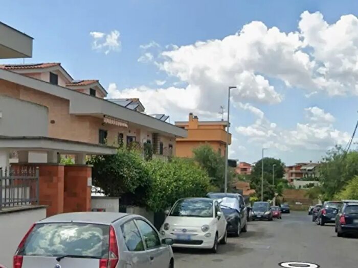 Appartamento quadrilocale in vendita in Via Zogno, Roma