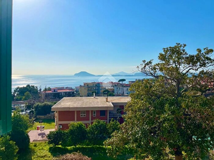 Casa con 10 locali in vendita in Via Vecchia S Gennaro, Pozzuoli