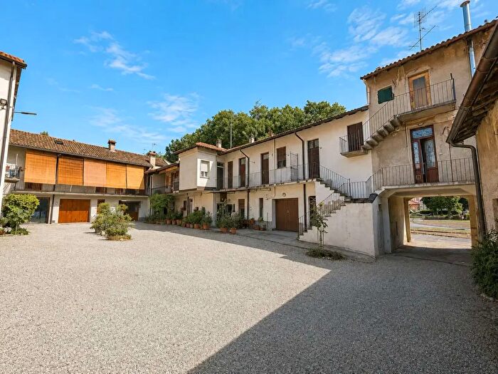 Casa trilocale in vendita in Piazza San Fermo, Albiate