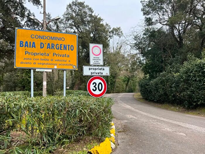 Casa con 10 locali in vendita in Via delle Ginestre, Sabaudia