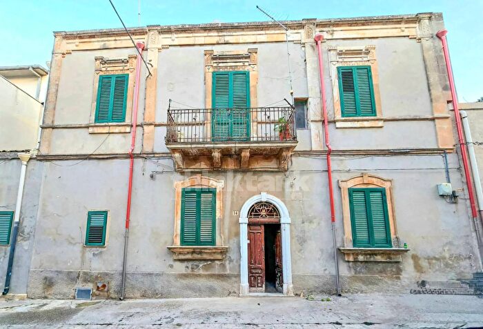 Casa con 8 locali in vendita in Via Giosuè Carducci, Ispica