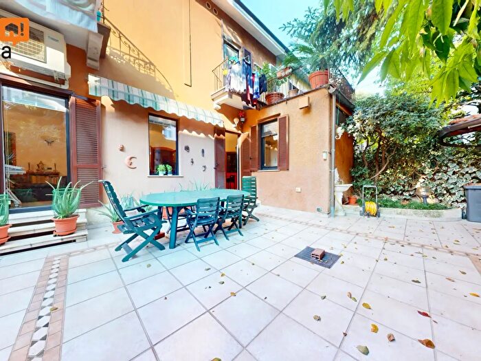 Casa con 7 locali in vendita in Via Bassano del Grappa, Milano