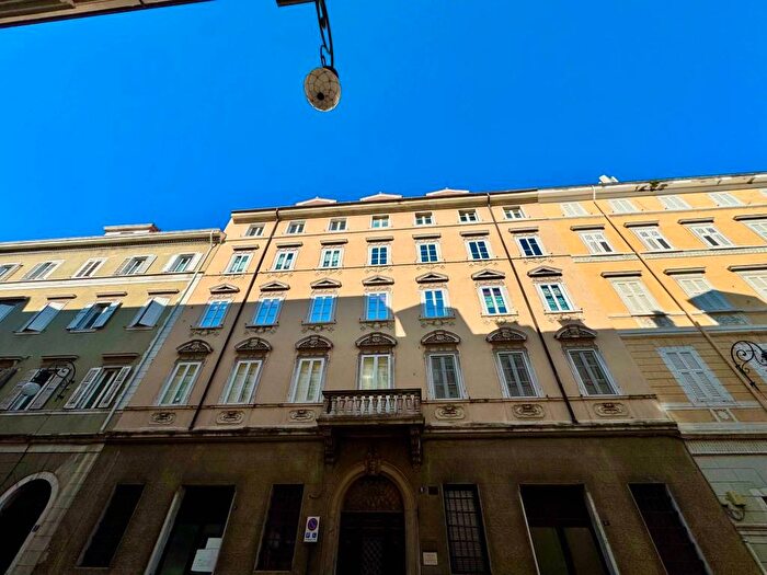 Appartamento trilocale in affitto in Via del Lazzaretto Vecchio, Città Vecchia, Trieste