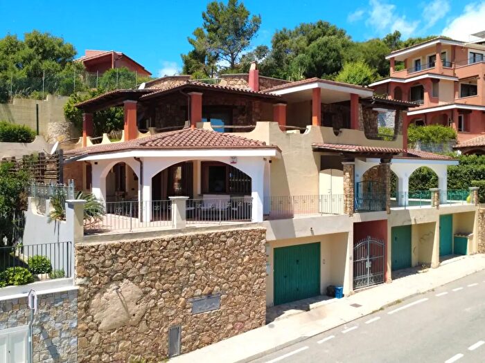 Appartamento con 5 locali in vendita in Via Emilio Lussu, Villasimius