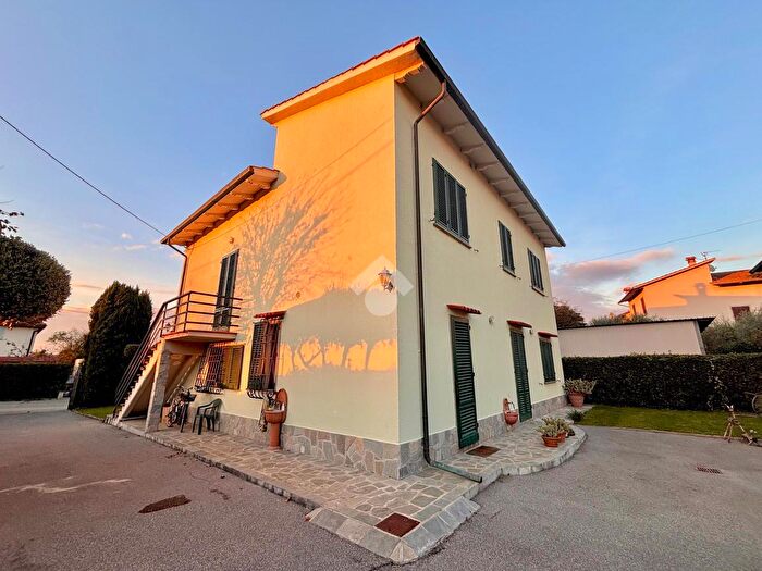 Casa con 8 locali in vendita in Via dei Tini, Prato