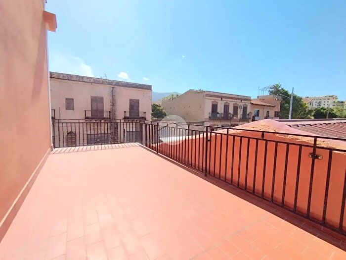 Appartamento trilocale in vendita in Via San Lorenzo, Palermo