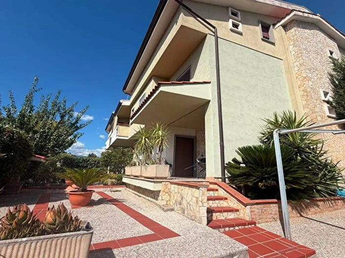 Casa con 8 locali in vendita in Castrolibero