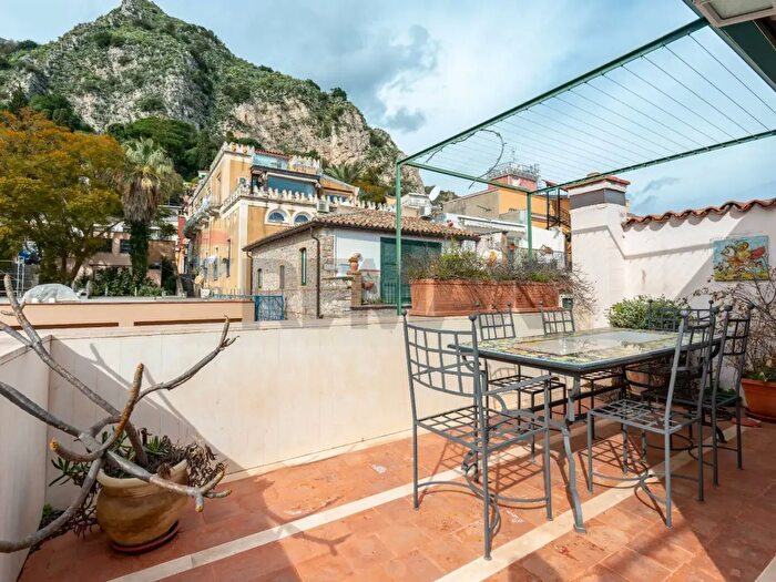 Appartamento con 6 locali in vendita in Via Naumachia, Taormina