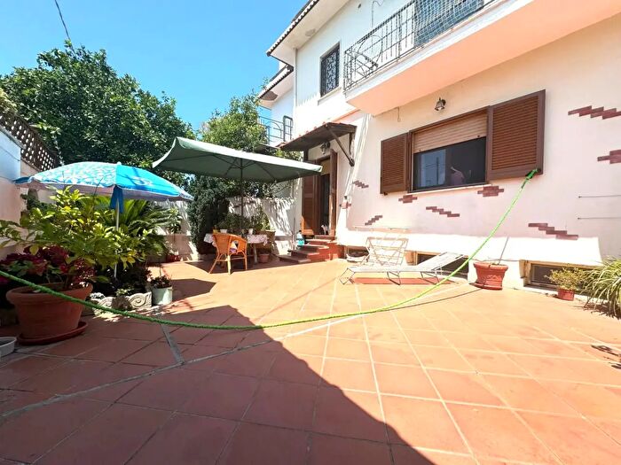 Appartamento trilocale in vendita in Via Lambro, Pomezia