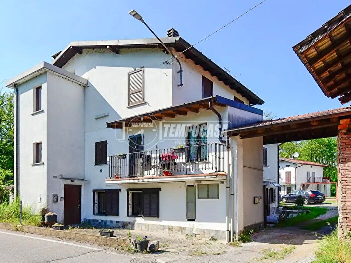 Appartamento con 6 locali in vendita in Via Casnate Navedano, Senna Comasco