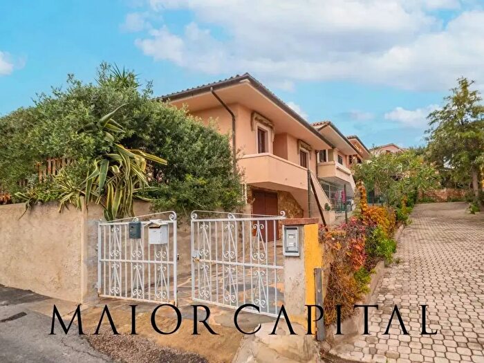 Casa con 7 locali in vendita in San Teodoro