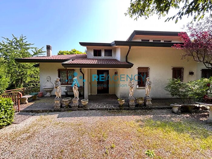 Casa con 6 locali in vendita in Via Priare, Zovencedo