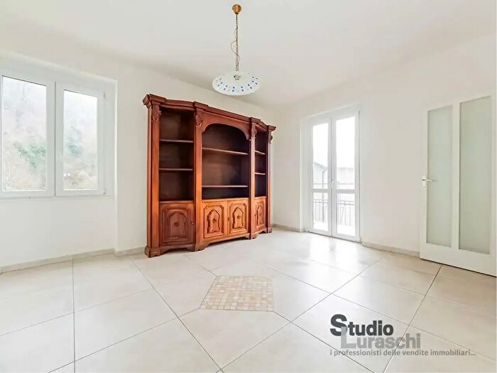 Appartamento trilocale in vendita in Torre De Busi