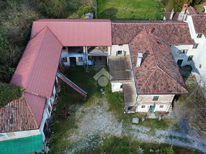 Casa con 7 locali in vendita in Tricesimo