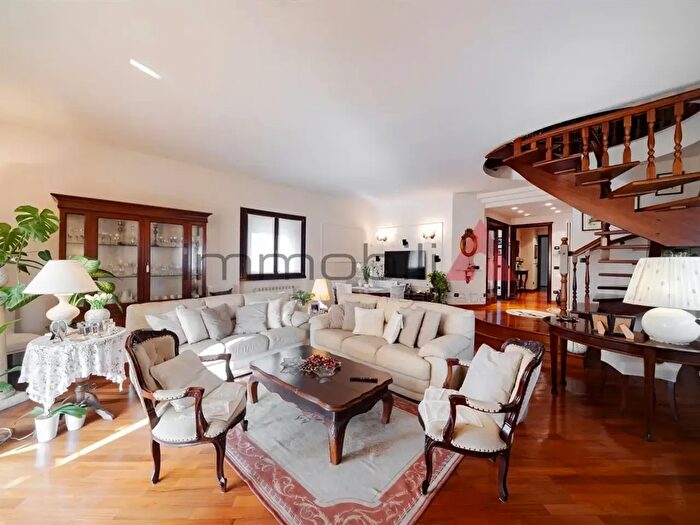 Appartamento quadrilocale in vendita in Nova Milanese