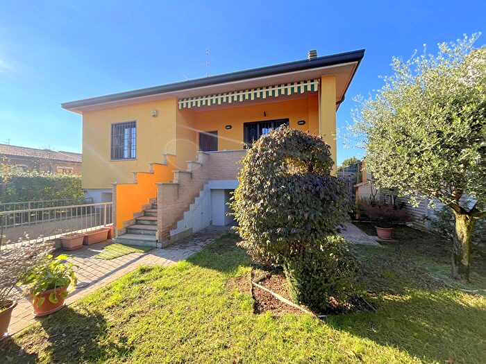 Casa quadrilocale in vendita in Mesero