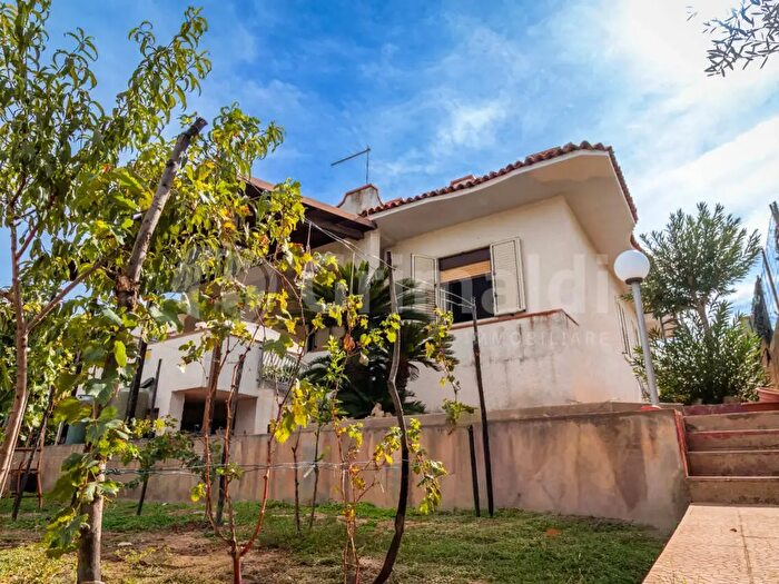 Casa con 6 locali in vendita in Avola